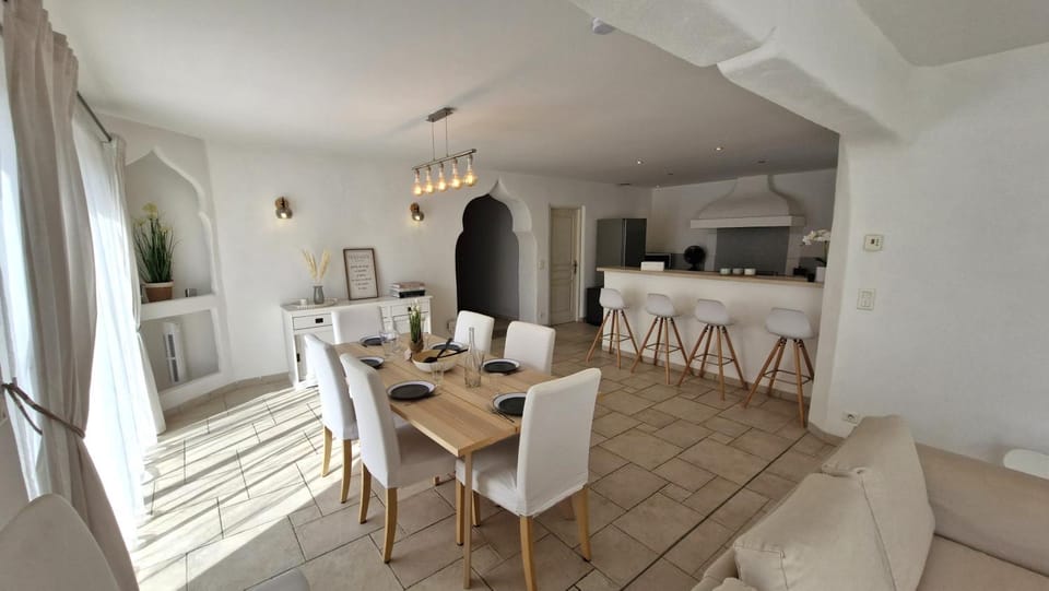 Kitchen or kitchenette, Living room, Seating area, Dining area