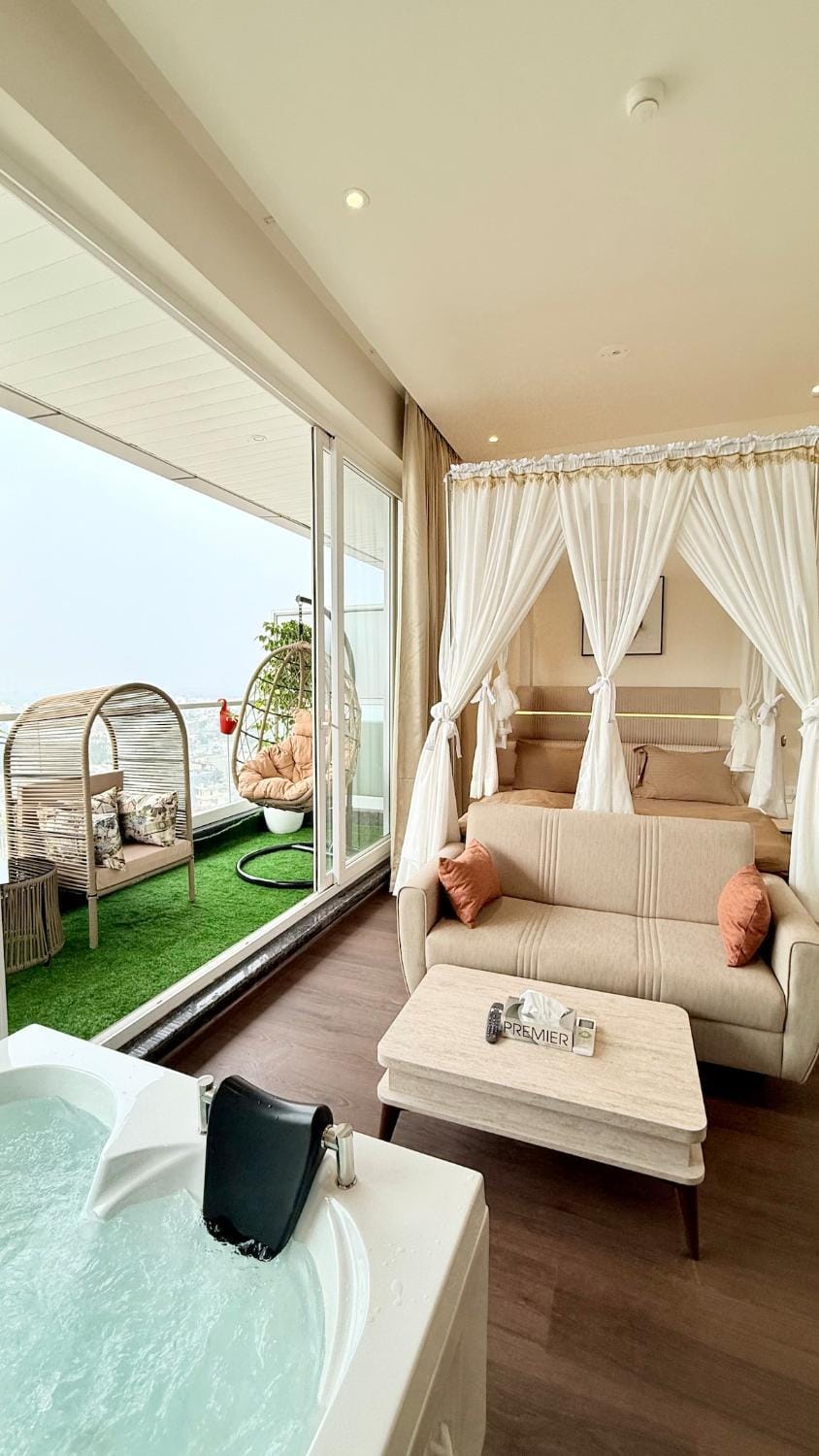 Sundowner Hive115 Jacuzzi studio Large grdan patio Apartment in Gurugram