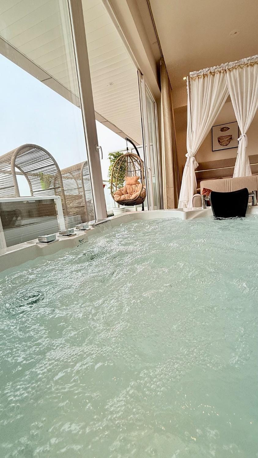 Sundowner Hive115 Jacuzzi studio Large grdan patio Apartment in Gurugram