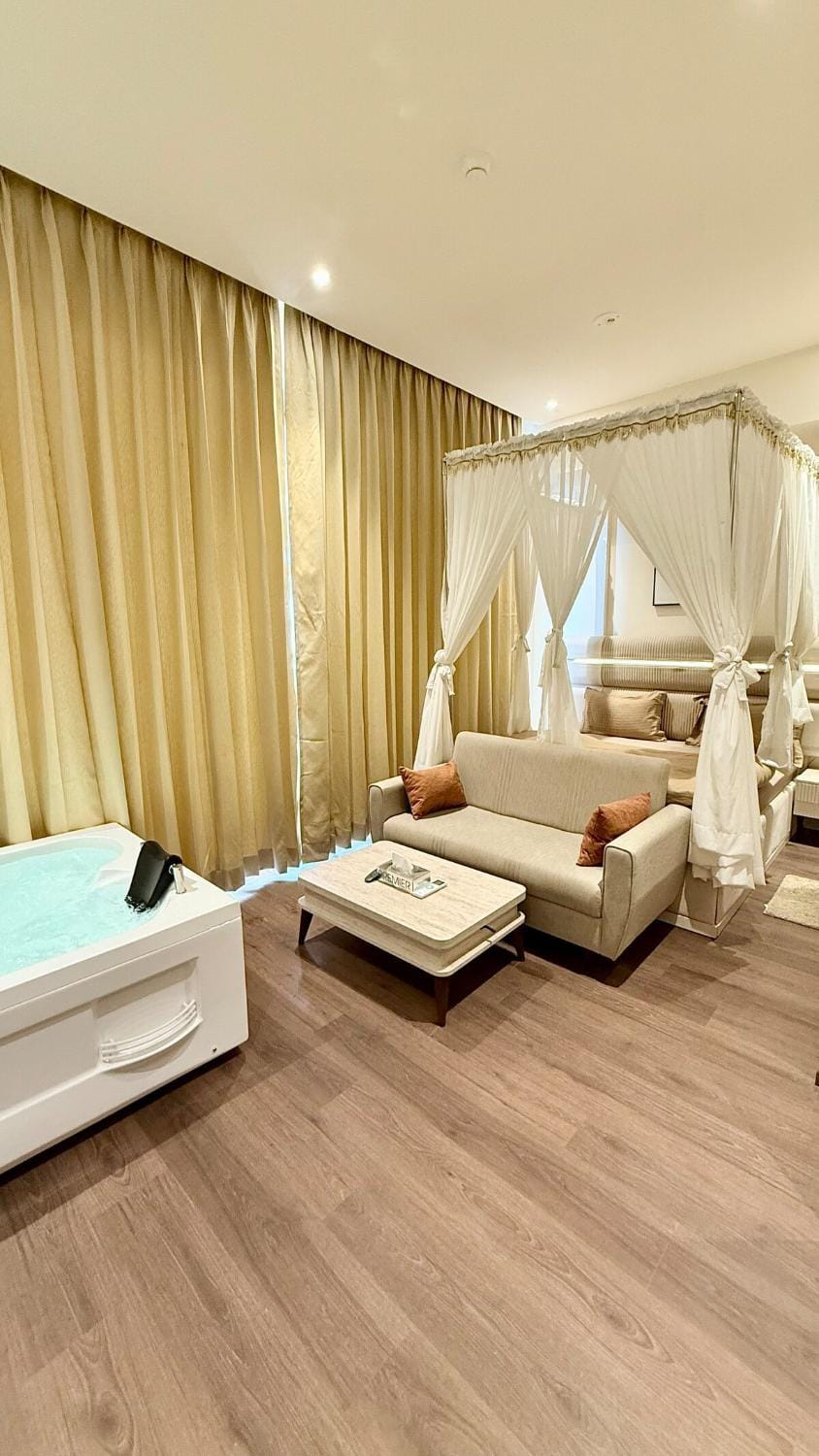 Sundowner Hive115 Jacuzzi studio Large grdan patio Apartment in Gurugram