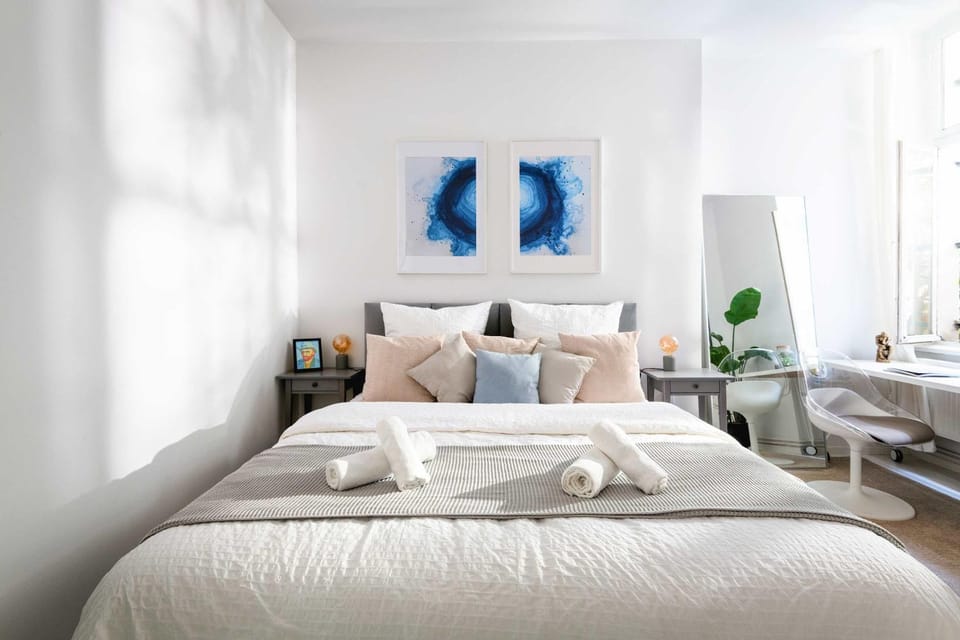 Bed, Bedroom, towels