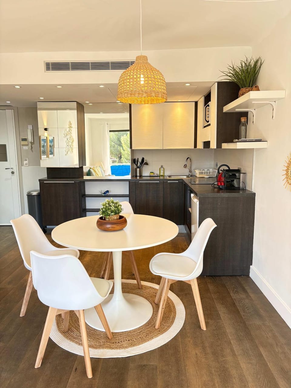 Kitchen or kitchenette, Dining area