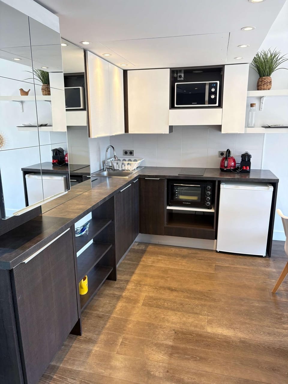 Kitchen or kitchenette