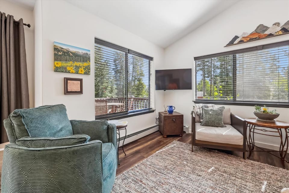 Experience mountain living at 'Above it All' in Breckenridge, a cozy 3-bedroom retreat! House in Breckenridge