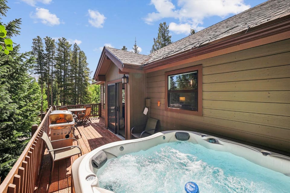 Experience mountain living at 'Above it All' in Breckenridge, a cozy 3-bedroom retreat! House in Breckenridge