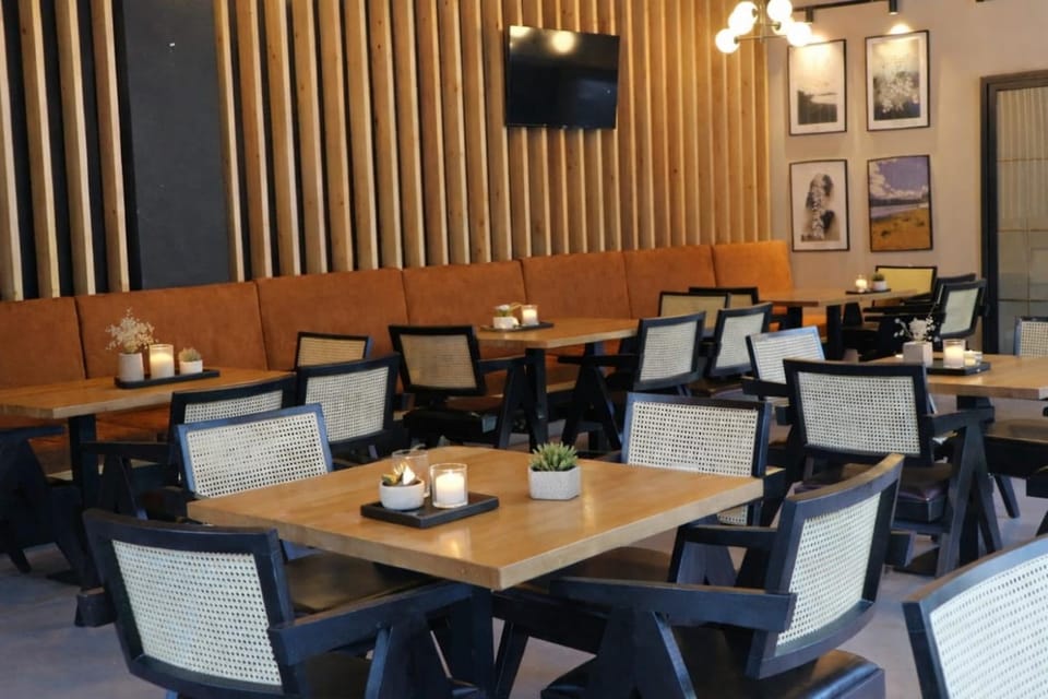 Restaurant/places to eat, Balcony/Terrace, Alcoholic drinks, Non alcoholic drinks