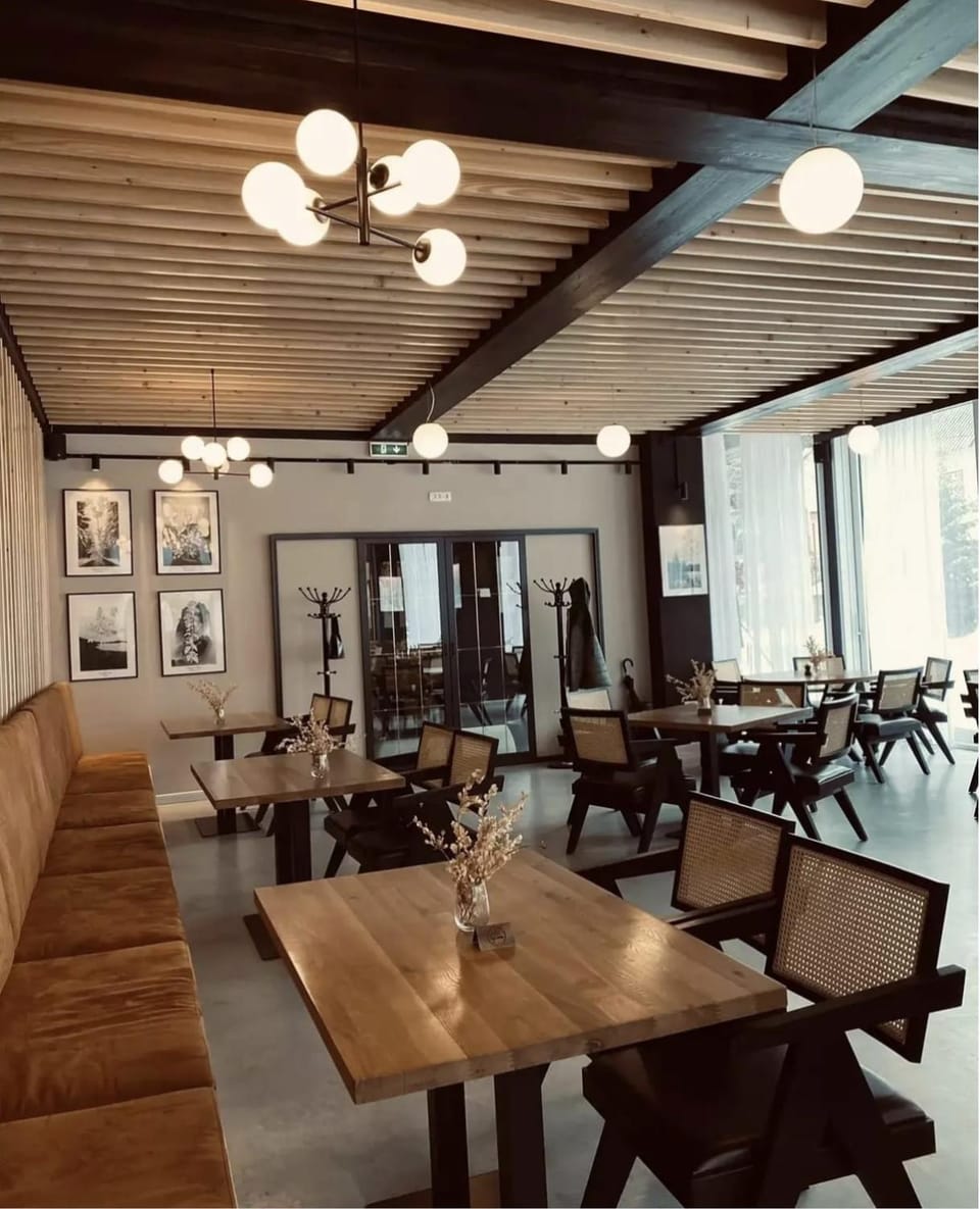 Restaurant/places to eat, Lunch, Dinner, Alcoholic drinks, Non alcoholic drinks