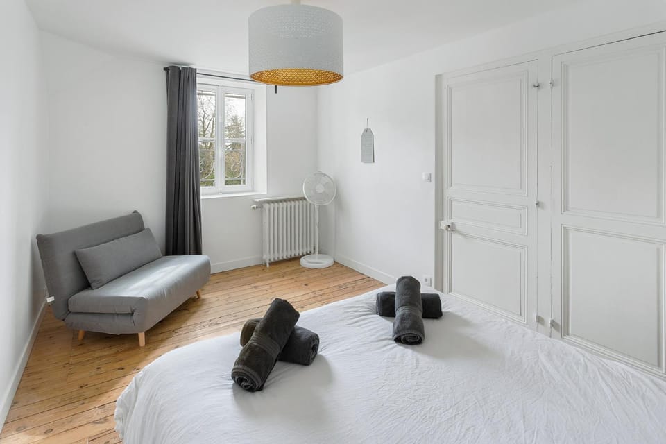 Bed, Living room, Photo of the whole room, Bedroom