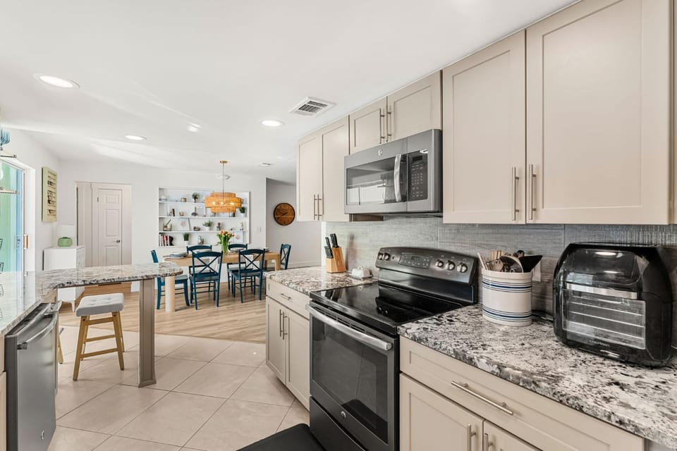Coffee/tea facilities, Kitchen or kitchenette, Dining area, dishwasher, microwave, oven, stove, toaster