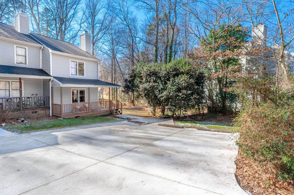 Color Pop Cottage Stylish 2BR with 2 Parking Spots House in Cedar Fork
