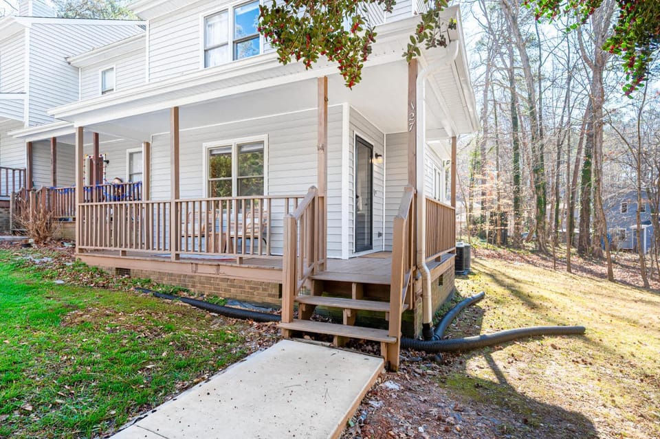 Color Pop Cottage Stylish 2BR with 2 Parking Spots House in Cedar Fork