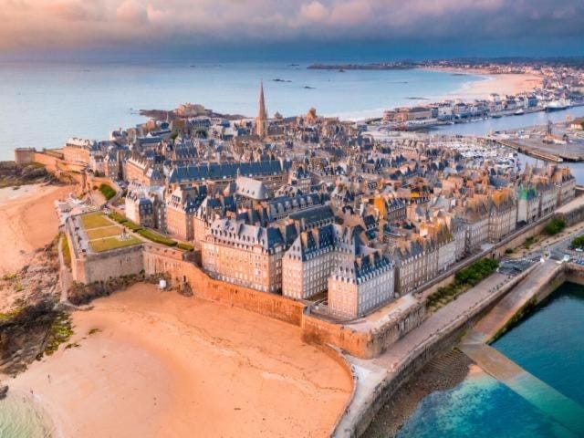 Appartement T3 lumineux - centre-ville dol de Bretagne - parking Apartment in Brittany