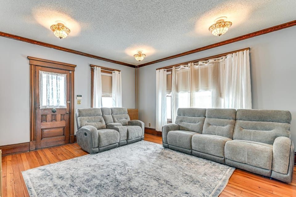 2 Mi to Dtwn Schenectady! Spacious Retreat House in Rotterdam