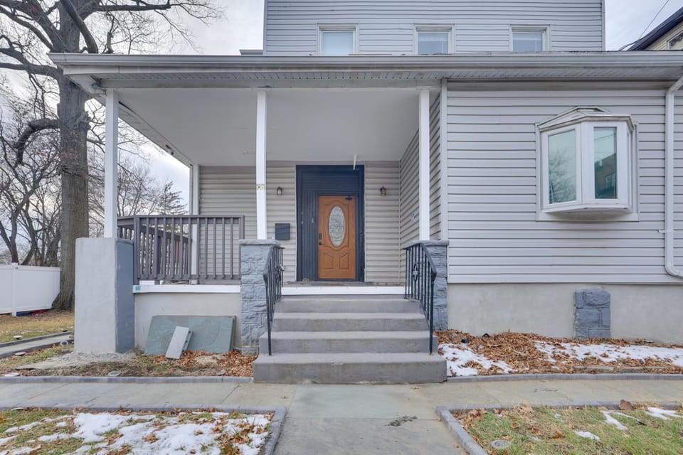 Explore NYC, Parks & Beaches! Top-Floor Apt Apartment in Mount Vernon