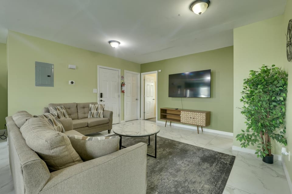 Explore NYC, Parks & Beaches! Top-Floor Apt Apartment in Mount Vernon