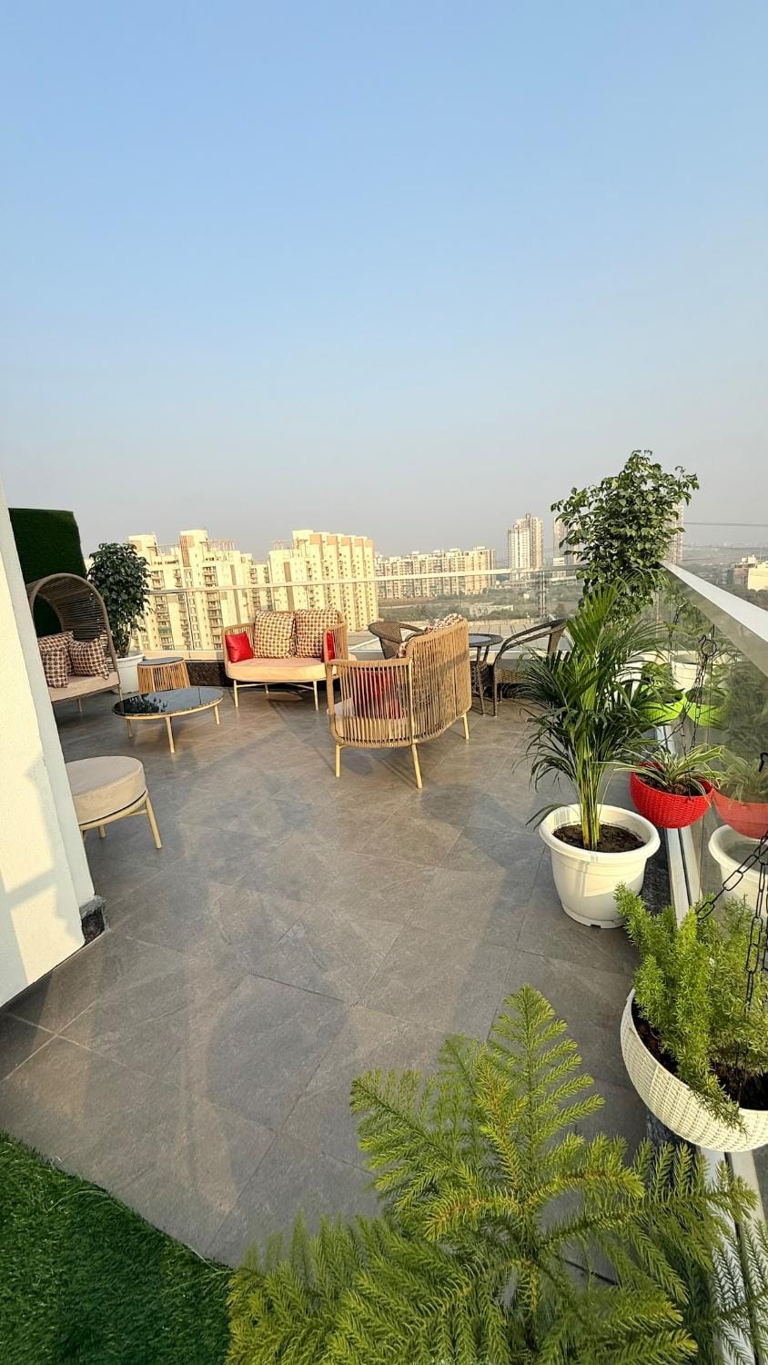 Sundowner Jacuzzi 19 Private Garden Terrace Studio Apartment in Gurugram