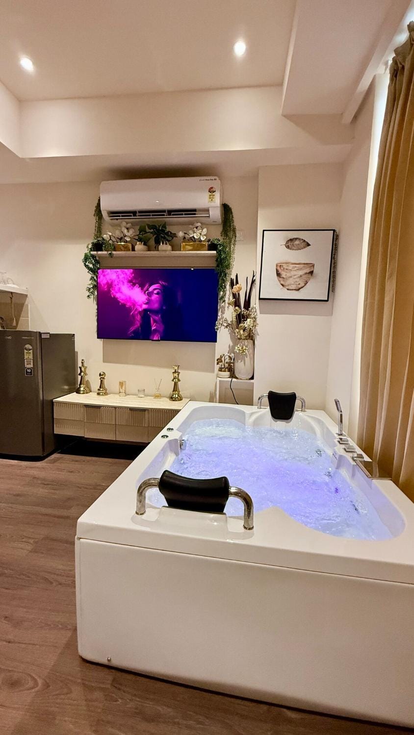 Sundowner Jacuzzi 19 Private Garden Terrace Studio Apartment in Gurugram