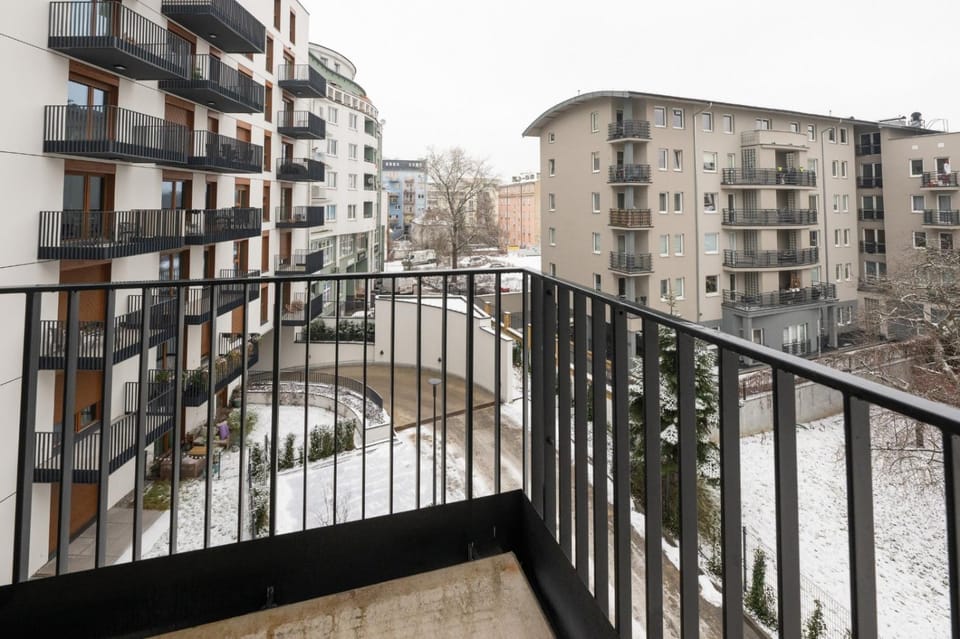 Property building, Day, Balcony/Terrace