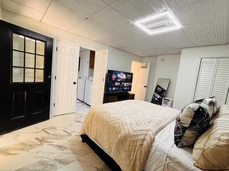 Bed, TV and multimedia, Photo of the whole room, Evening entertainment, Bedroom