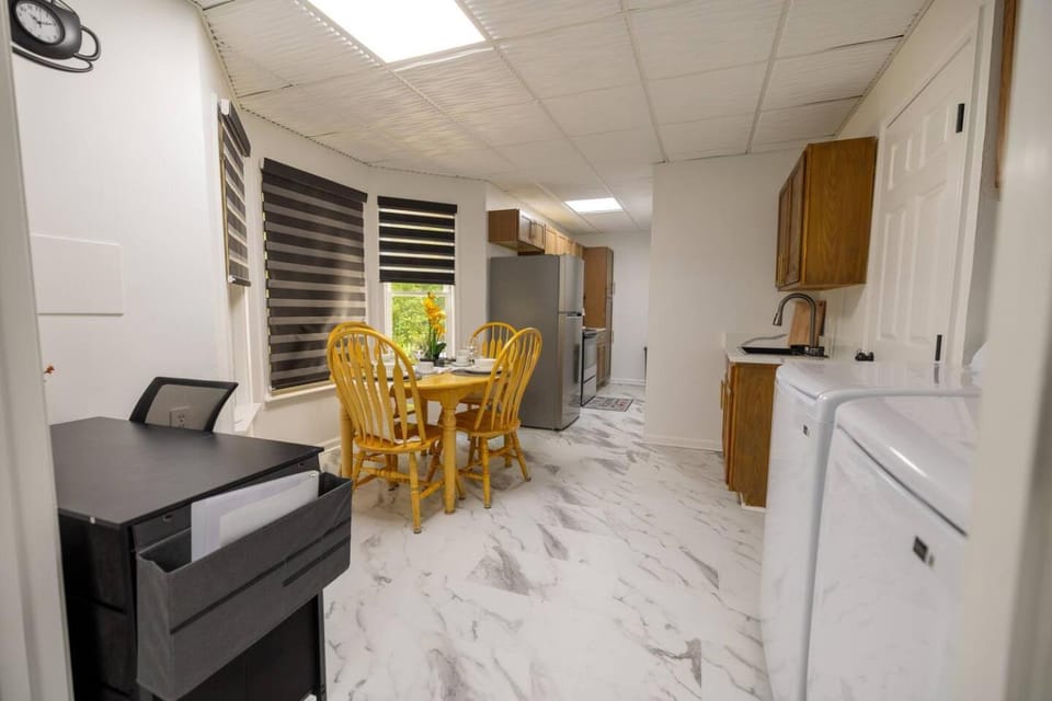 Kitchen or kitchenette, Dining area, oven, pet friendly, stove