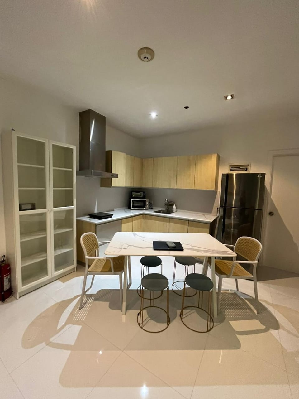 Kitchen or kitchenette, Dining area, minibar, oven, stove