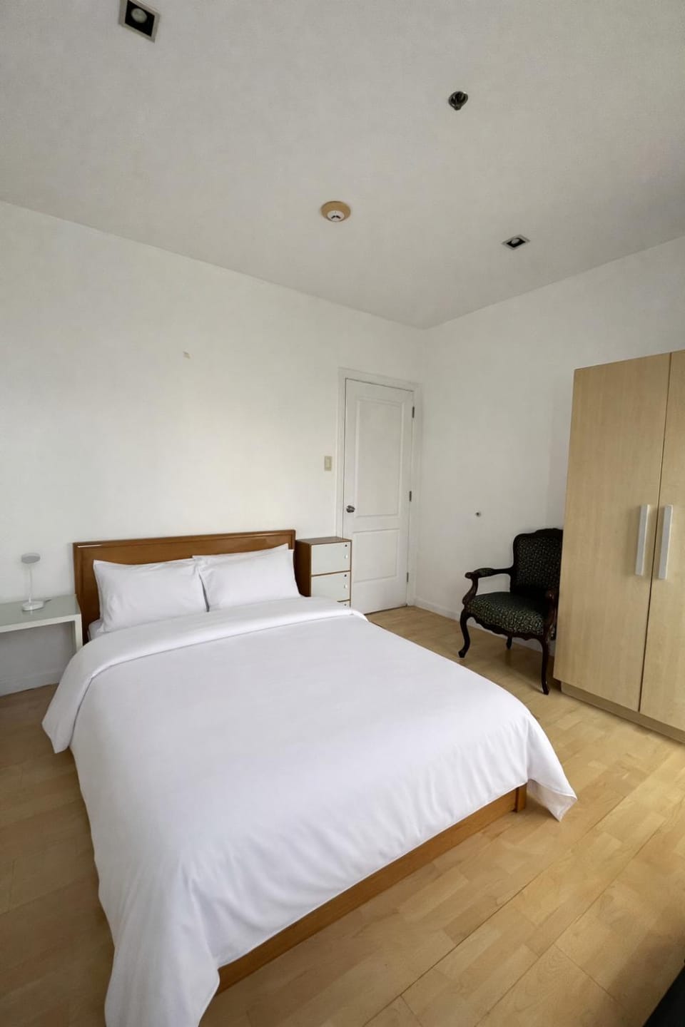 Bed, Seating area, Bedroom, wardrobe