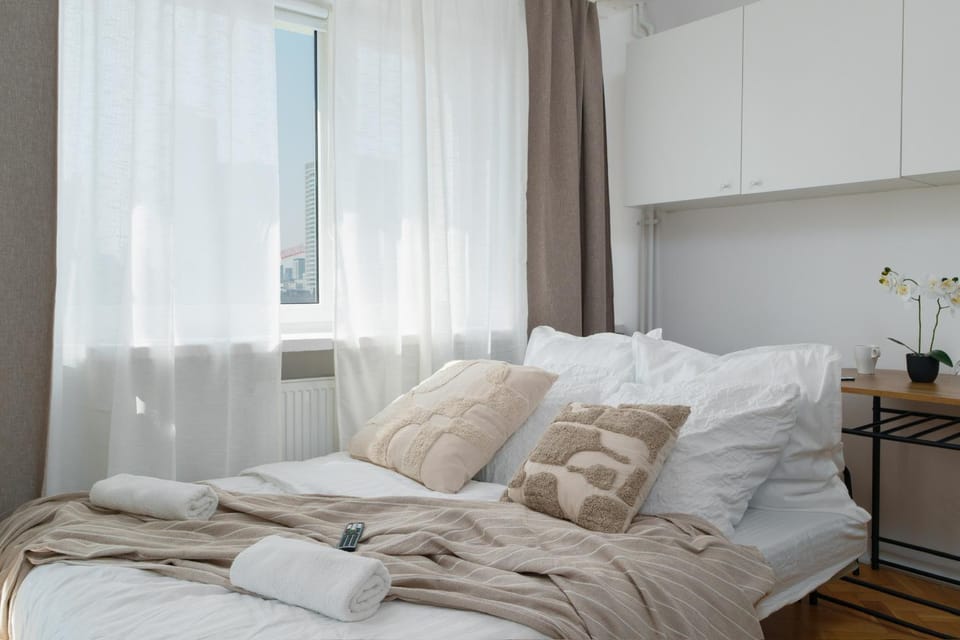 Bed, Day, TV and multimedia, View (from property/room), Bedroom, City view, Landmark view, Entertainment, flat iron, heating, internet, soundproof, towels