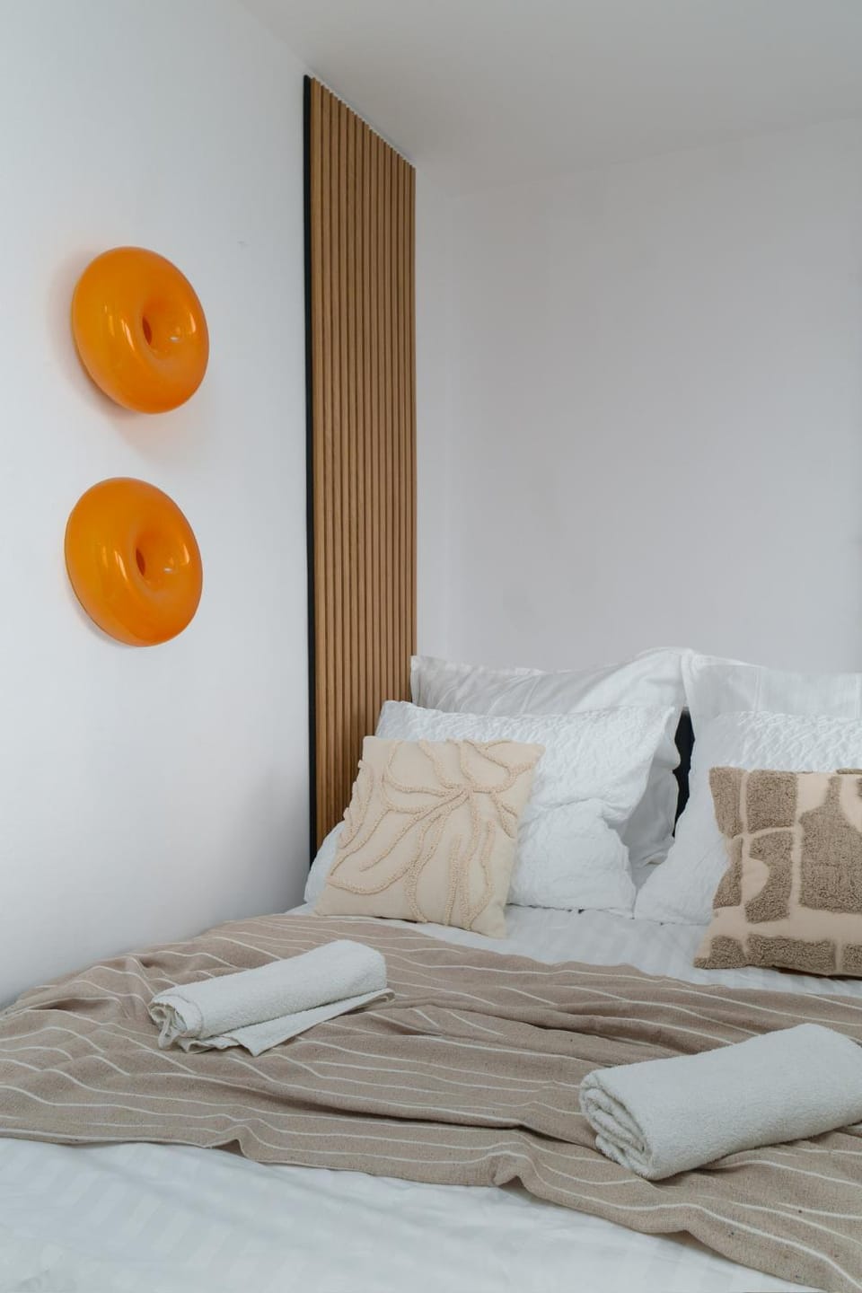Bed, Bedroom, heating, internet, soundproof, towels