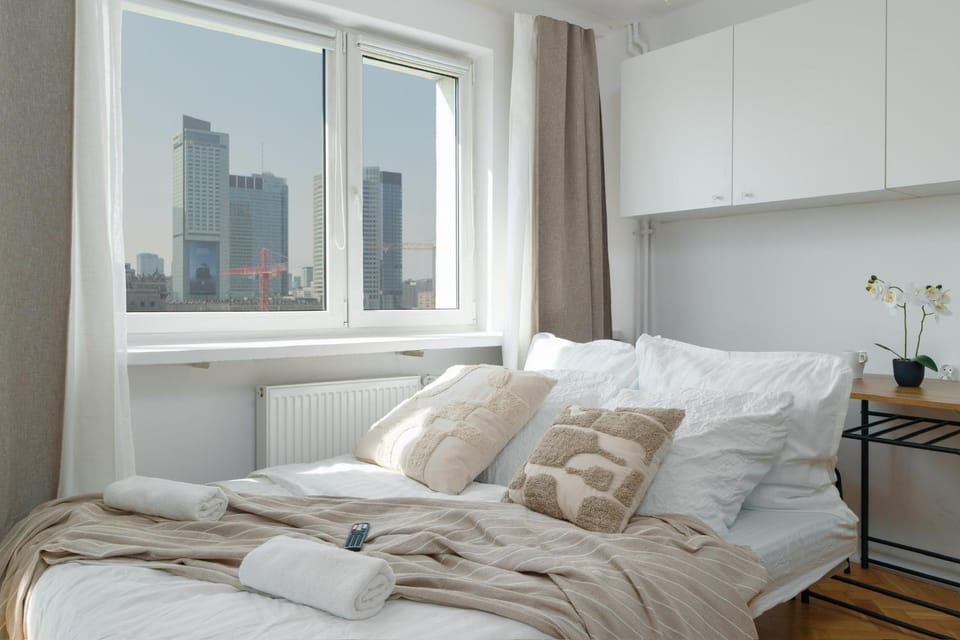 Bed, TV and multimedia, View (from property/room), Dining area, Bedroom, City view, Landmark view, Entertainment, heating, internet, soundproof, towels