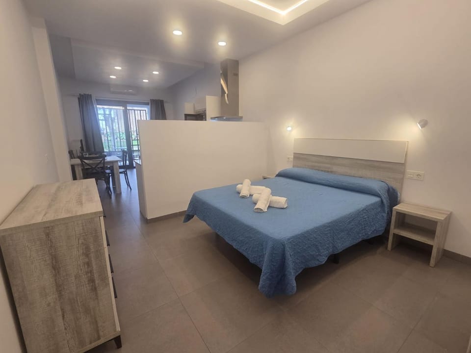 Photo of the whole room, Bedroom, towels