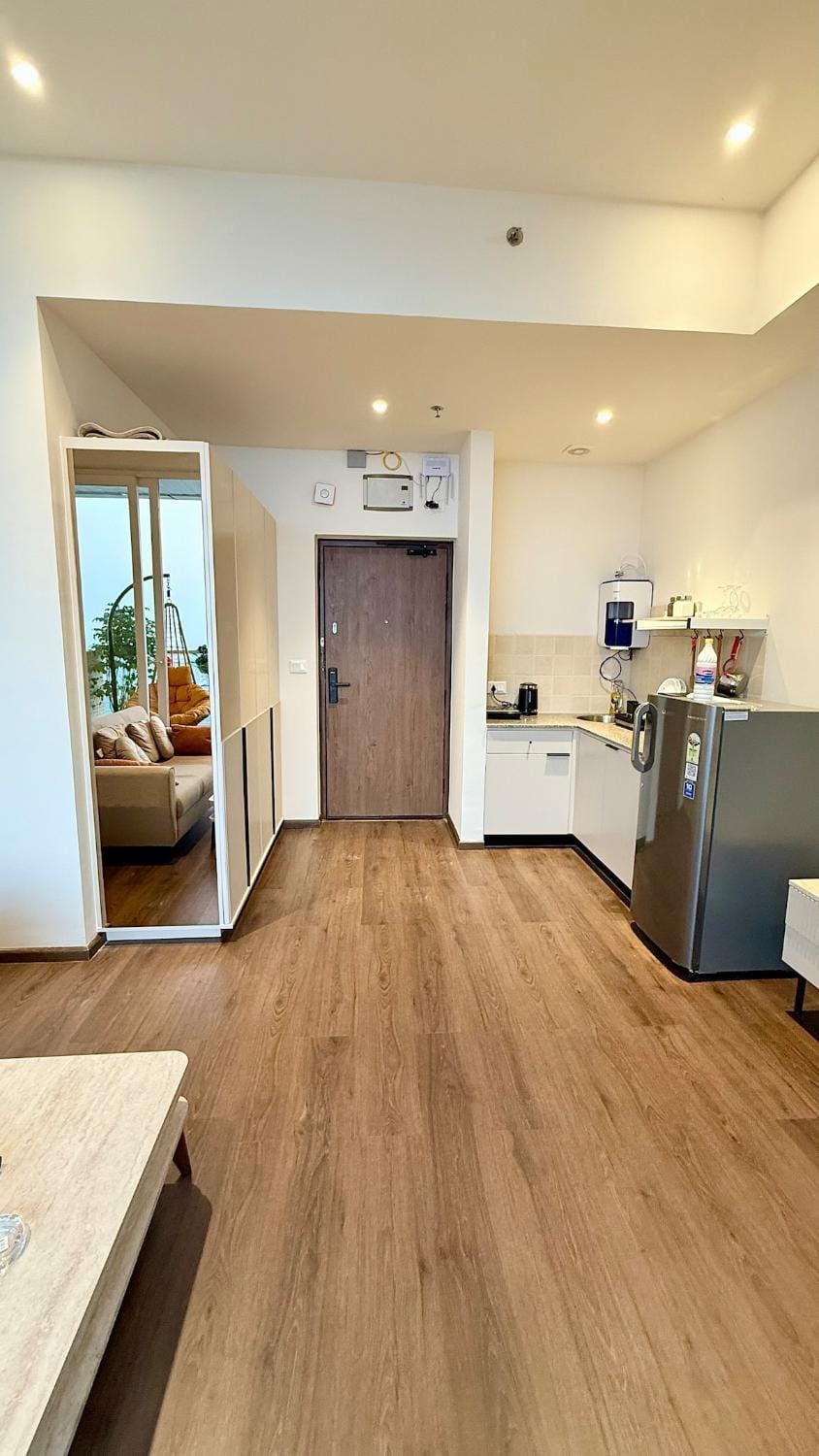 Sundowner Hive118 Jacuzzi Mirror Room Garden Patio Apartment in Gurugram