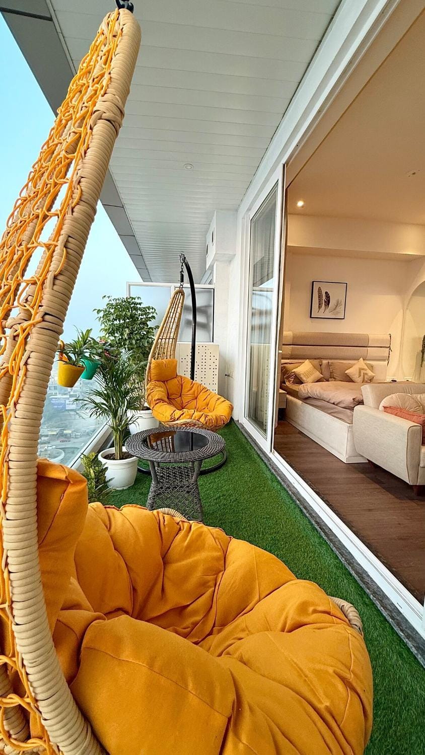 Sundowner Hive118 Jacuzzi Mirror Room Garden Patio Apartment in Gurugram