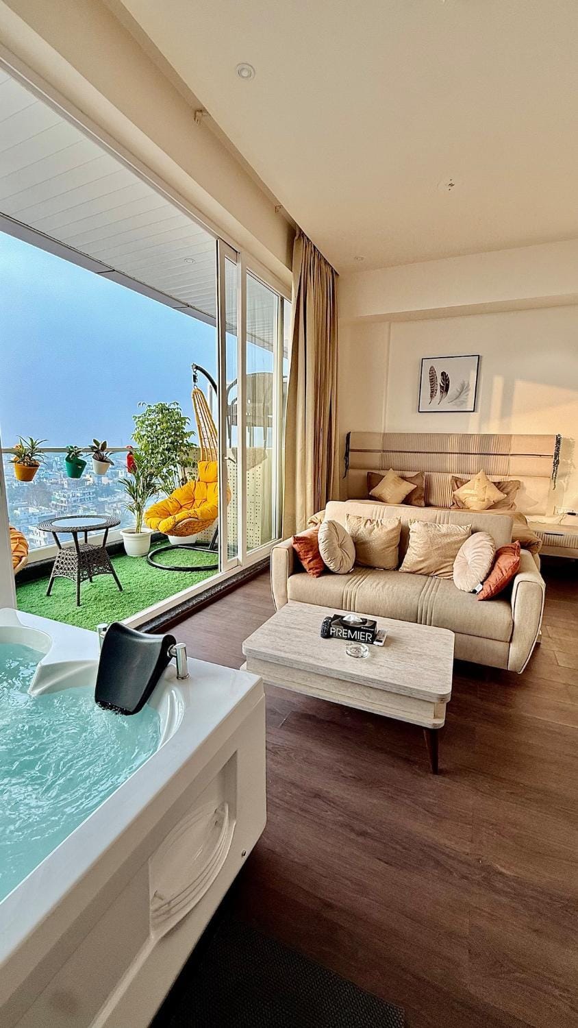 Sundowner Hive118 Jacuzzi Mirror Room Garden Patio Apartment in Gurugram