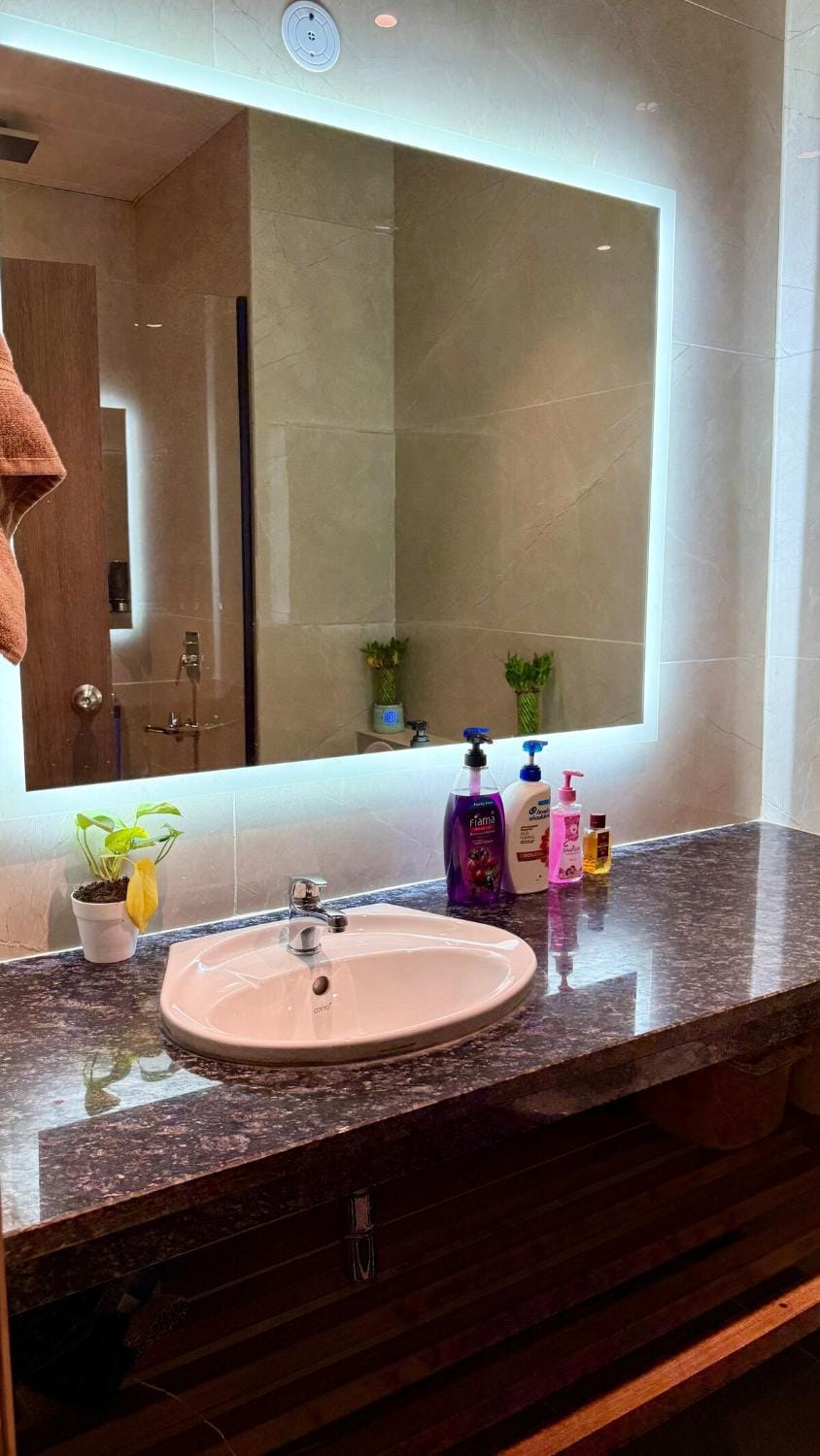Sundowner Hive 12 Luxury Studios Key WITH Garden Patio Apartment in Gurugram