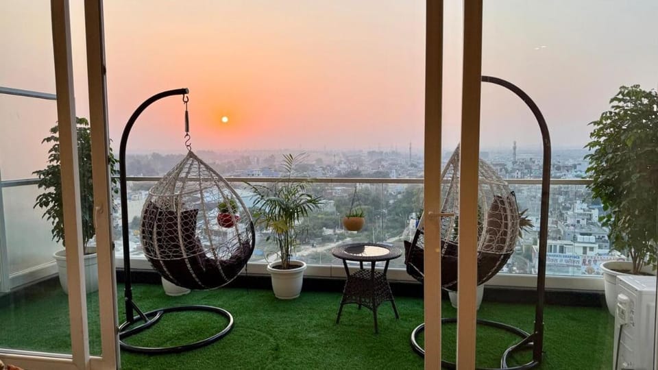 Sundowner Hive 12 Luxury Studios Key WITH Garden Patio Apartment in Gurugram