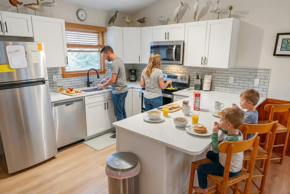 Mins from Beach Outdoor Patio & Games Sleeps 9 House in Kitty Hawk