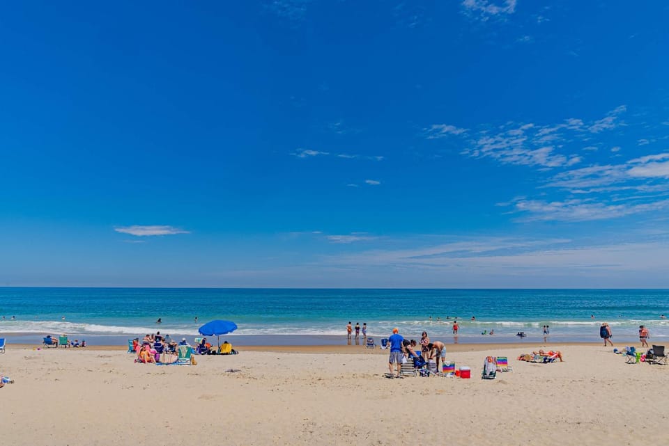 Mins from Beach Outdoor Patio & Games Sleeps 9 House in Kitty Hawk