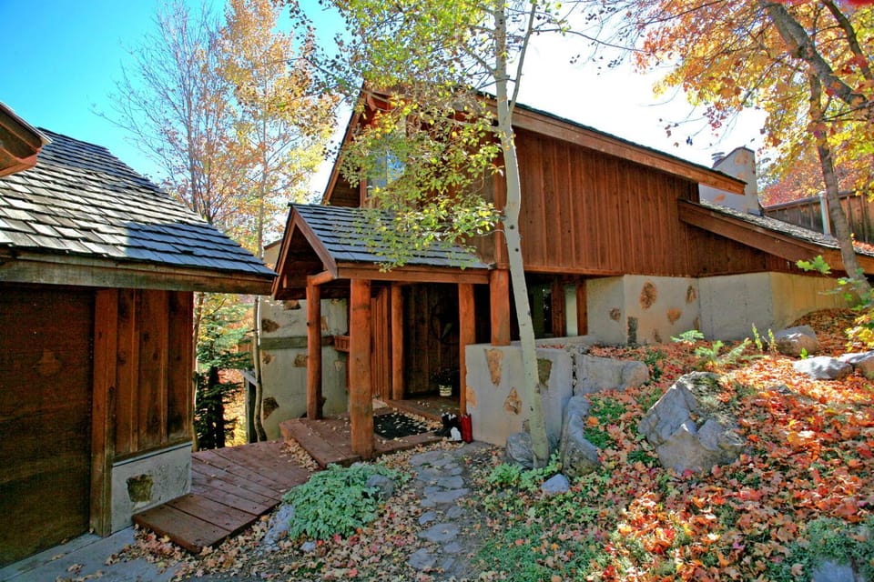 MOUNTAIN FAVORITE - ASPEN RIDGE, HOT TUB, FULL VIEW OF SKI SLOPES, WOOD BURNING FIREPLACES House in Sundance