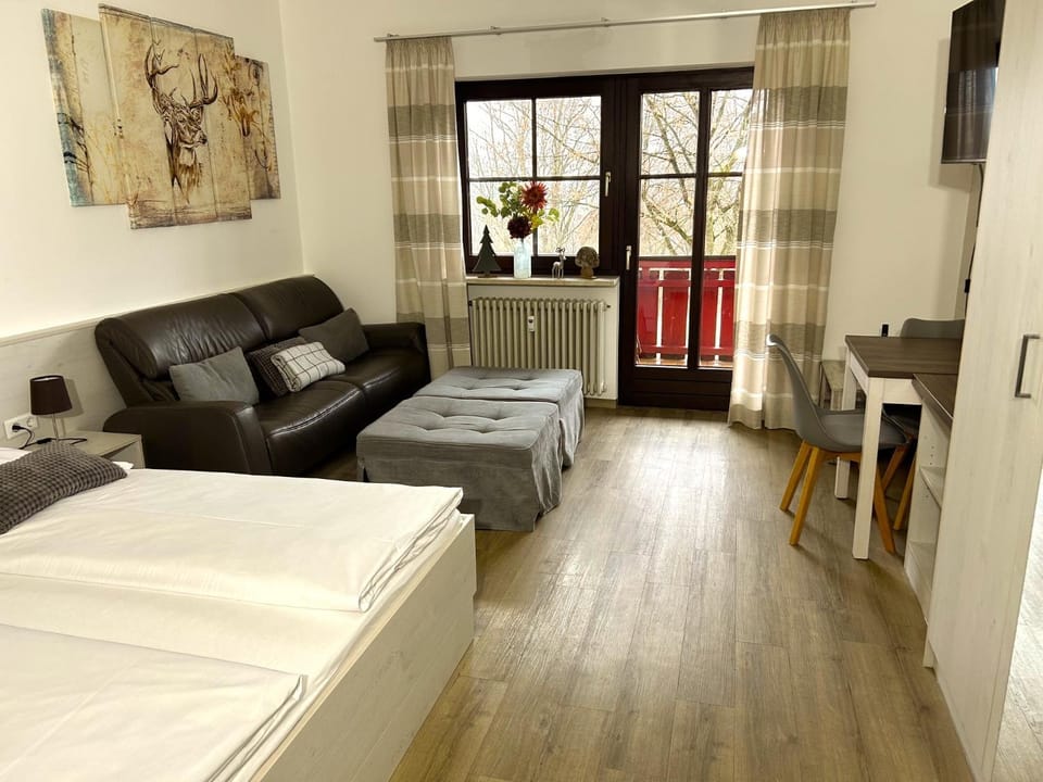 Bed, TV and multimedia, Living room, Photo of the whole room, Seating area, Bedroom