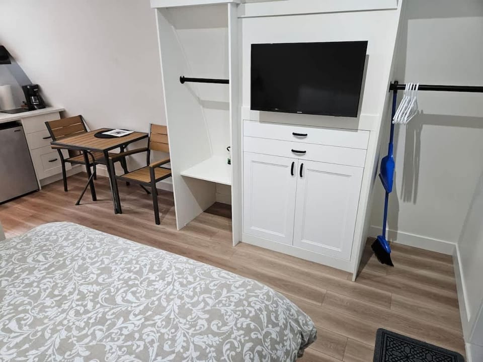 Pet Friendly cozy cabin getaway with Kitchenette and Private Bath Cabin in Cowichan Valley