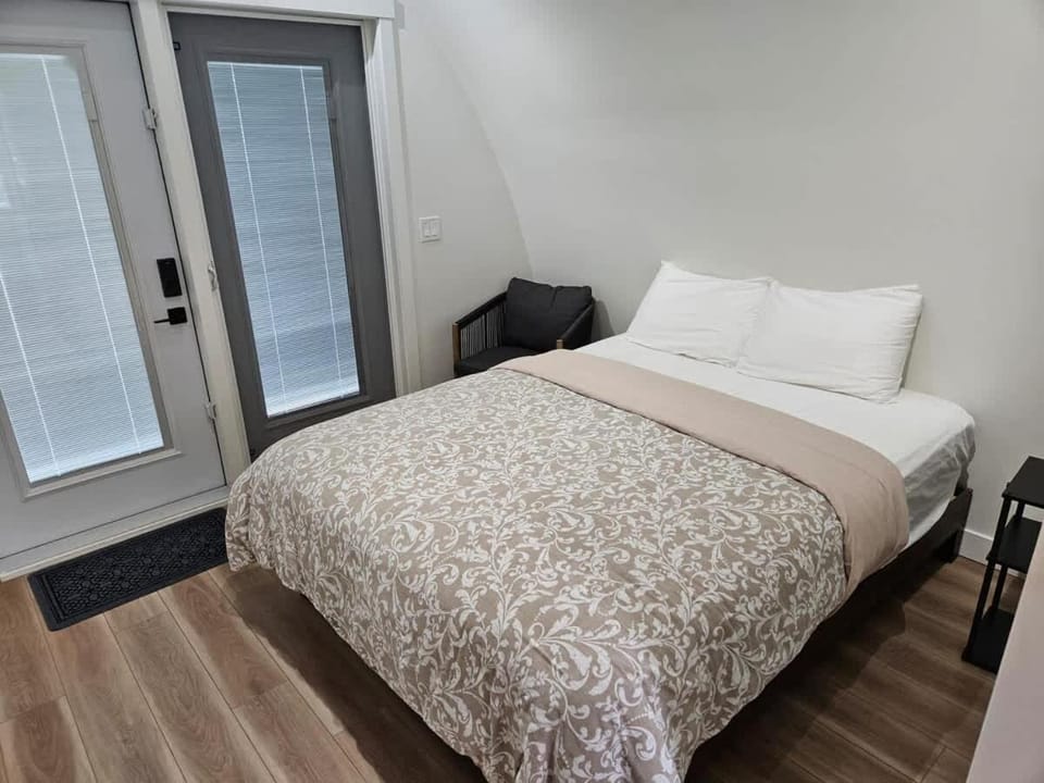 Pet Friendly cozy cabin getaway with Kitchenette and Private Bath Cabin in Cowichan Valley