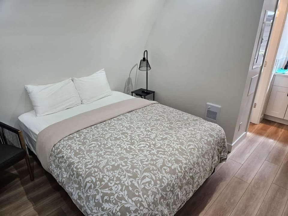 Pet Friendly cozy cabin getaway with Kitchenette and Private Bath Cabin in Cowichan Valley