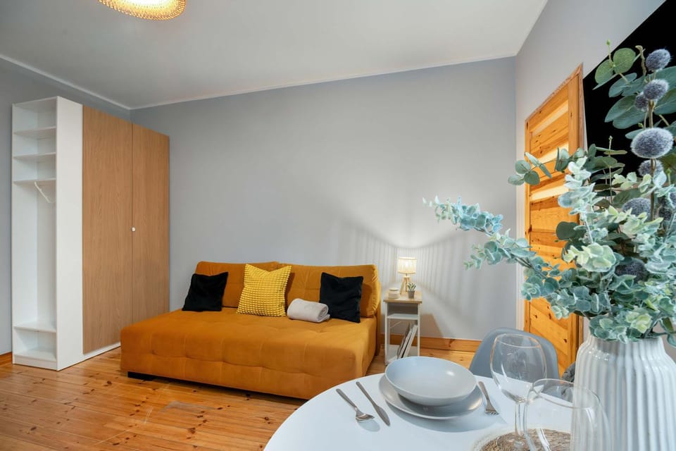 Bed, Living room, Photo of the whole room, Seating area, Bedroom