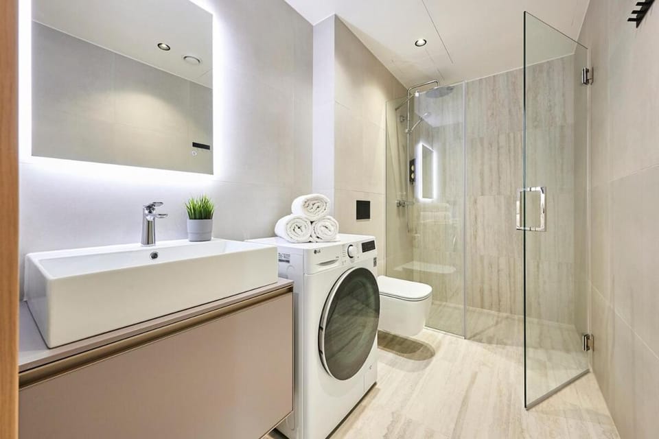 Brand new - self check-in - free parking - near Hilton Apartment in Tallinn