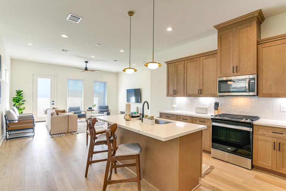 Near NRG Stadium & Med Center | Group Retreat House in Houston