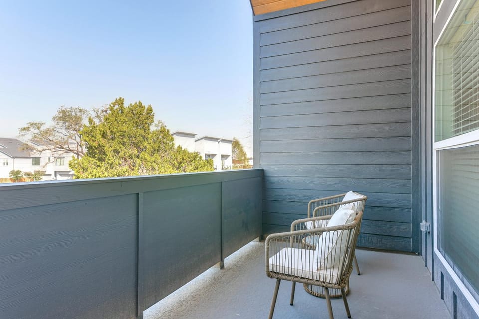 Near NRG Stadium & Med Center | Group Retreat House in Houston