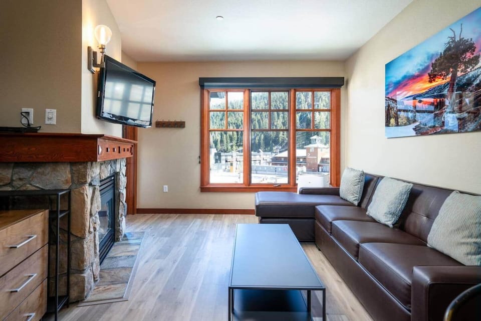 Top Floor Village Ski-In/Ski-Out Condo Resort in Palisades Tahoe (Olympic Valley)