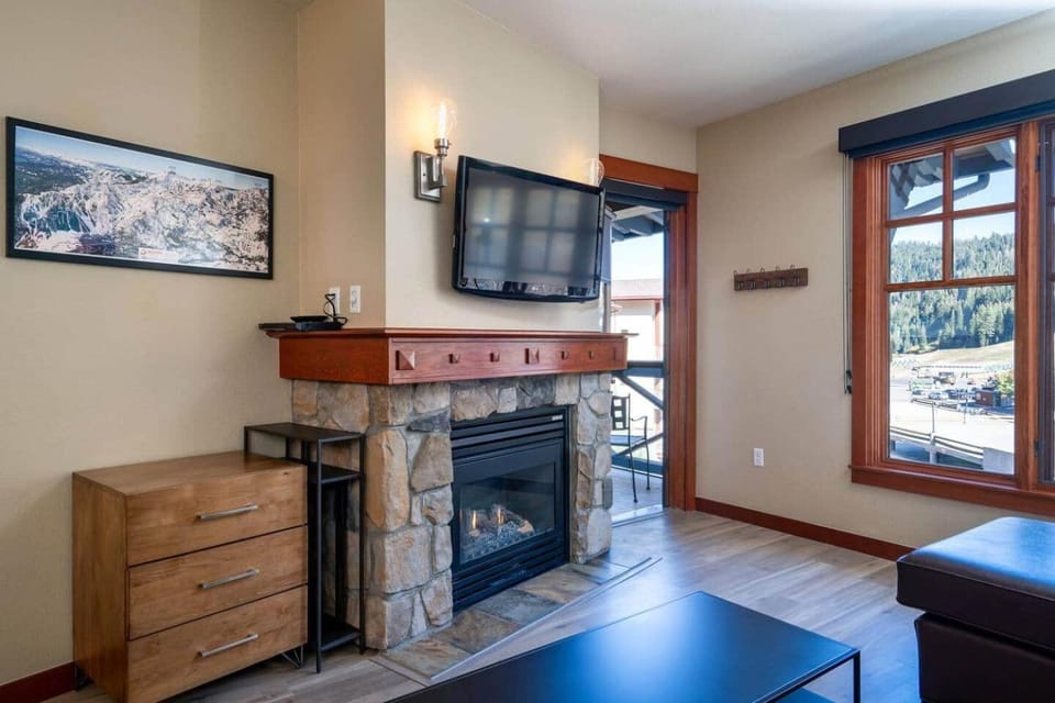 Top Floor Village Ski-In/Ski-Out Condo Resort in Palisades Tahoe (Olympic Valley)