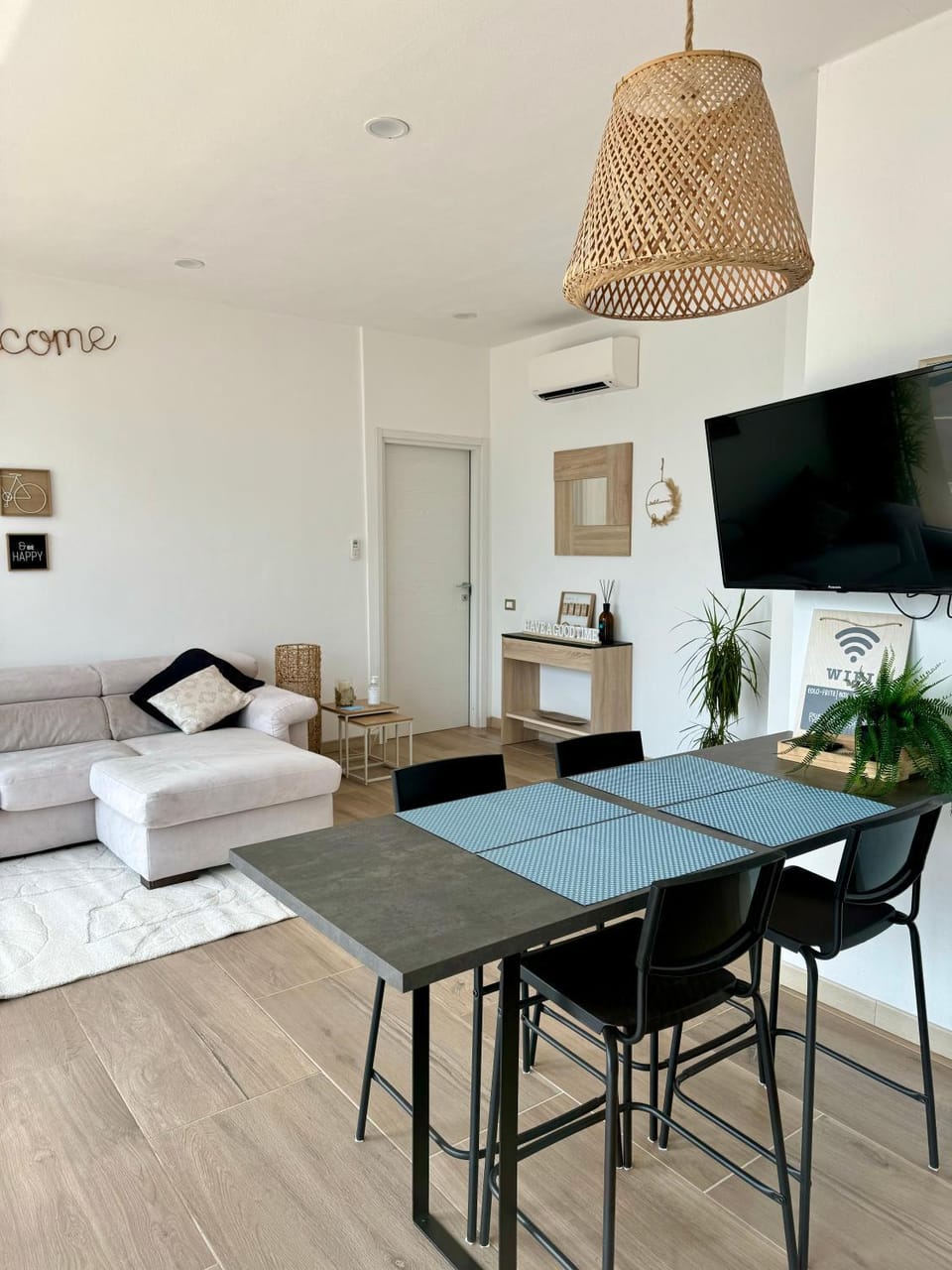 Bed, TV and multimedia, Kitchen or kitchenette, Living room, Seating area, Dining area