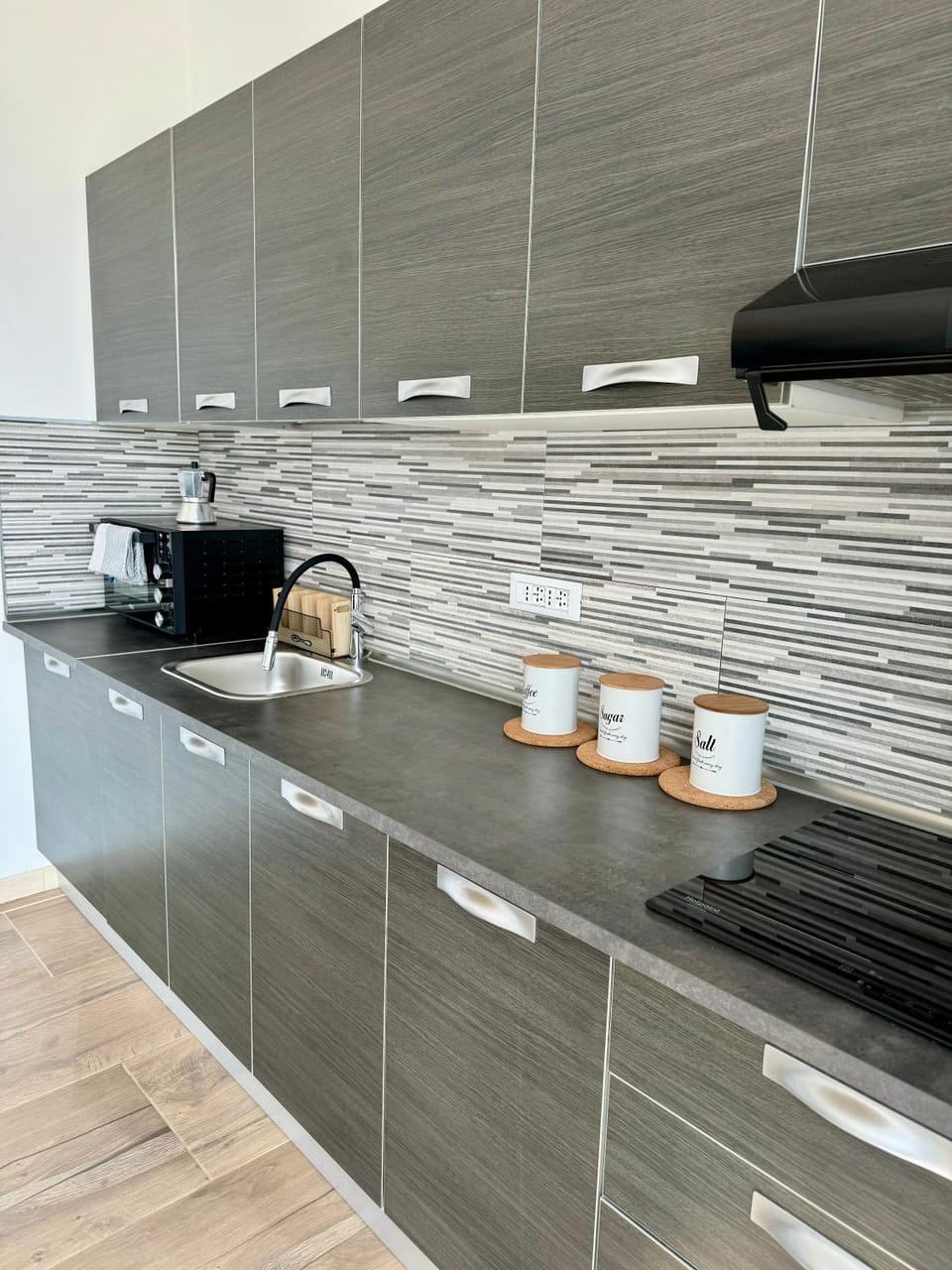 Coffee/tea facilities, Kitchen or kitchenette, stove